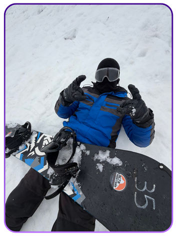 Mateus viajando e praticando snowboard